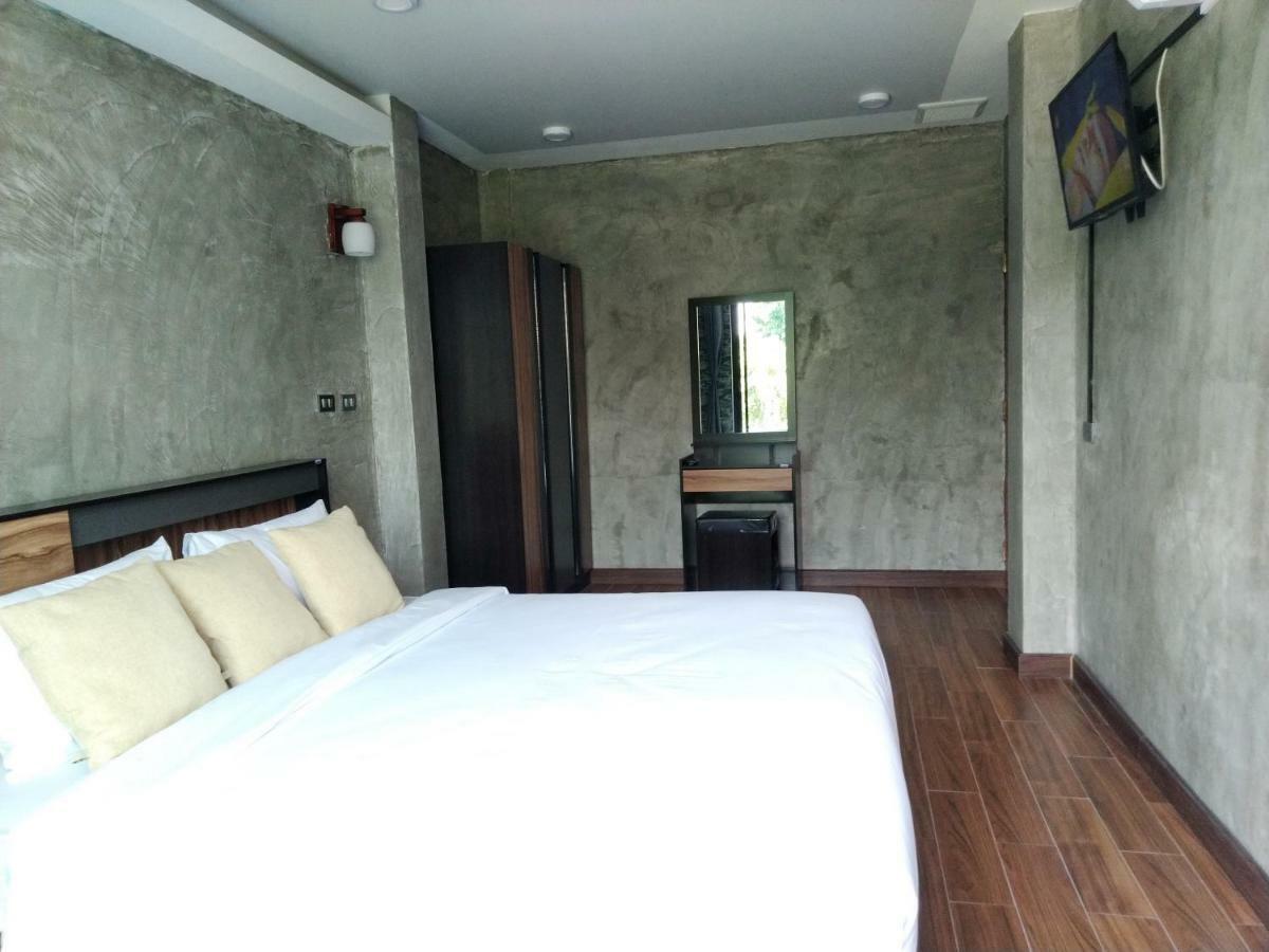Wee Hostel Kanchanaburi Bagian luar foto