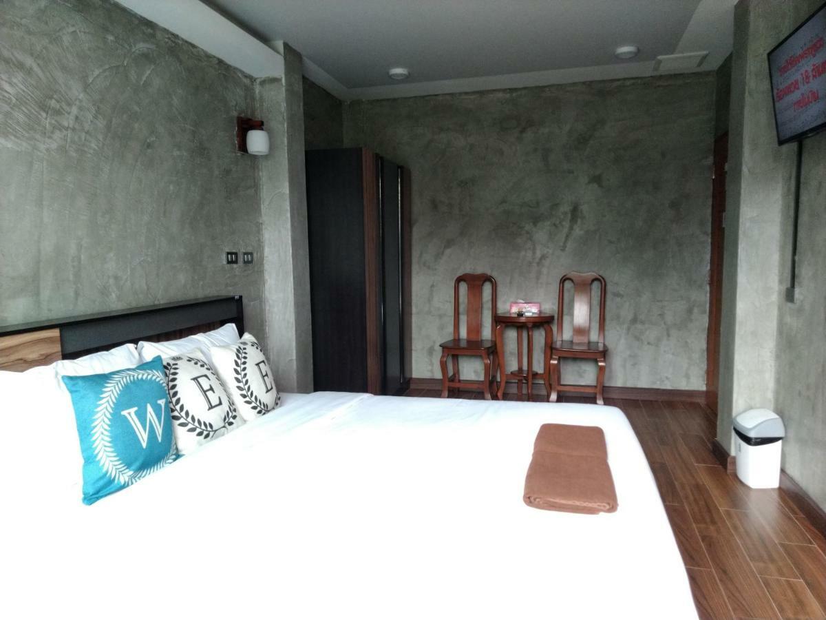 Wee Hostel Kanchanaburi Bagian luar foto